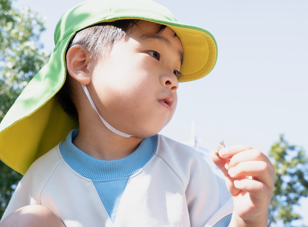 何かを見つけて見上げる子ども