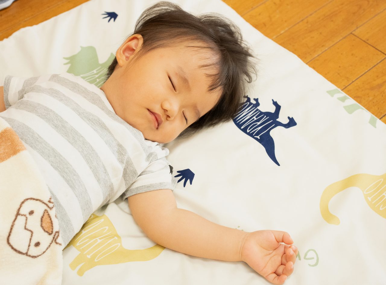 お昼寝でぐっすり眠る子ども