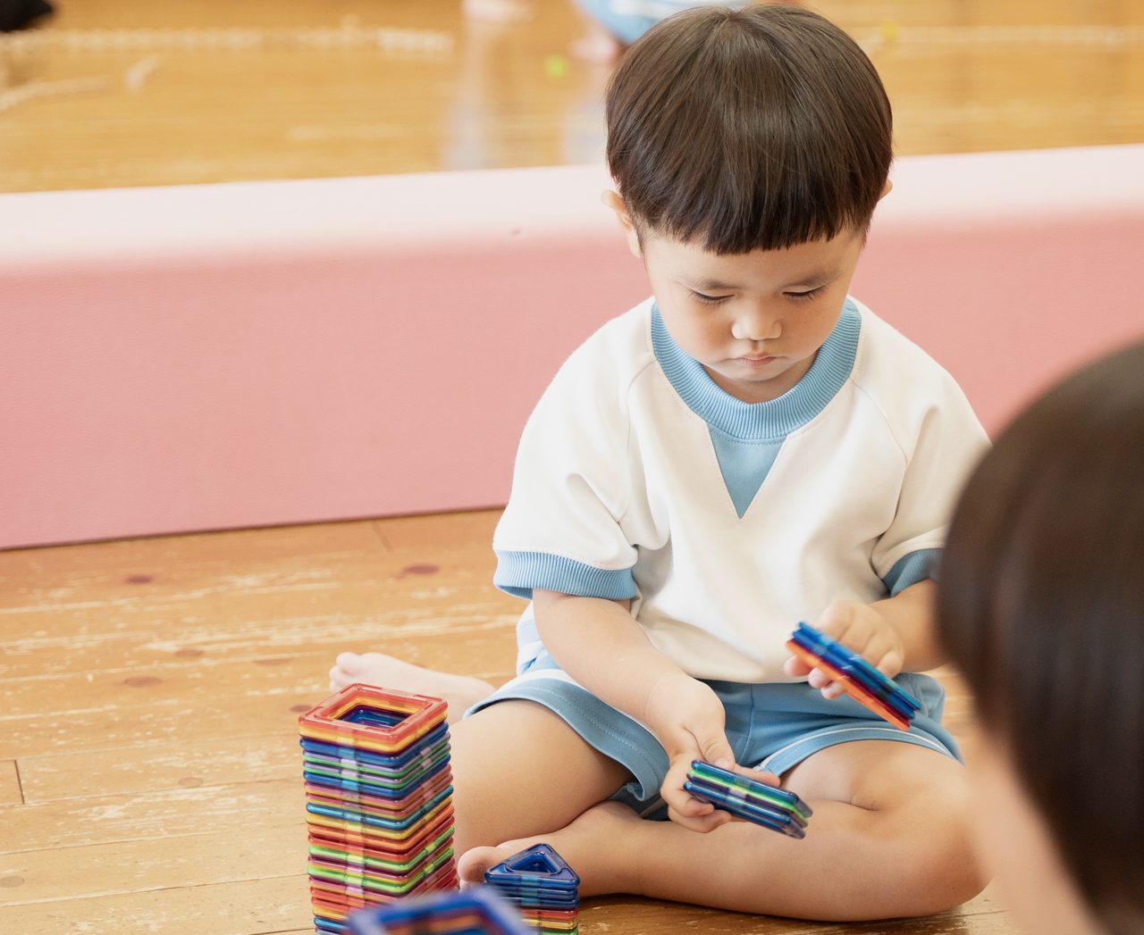 マグネットブロックに夢中になる子ども