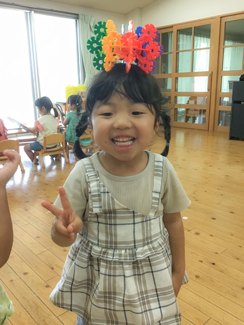 手作りの冠をかぶった子ども