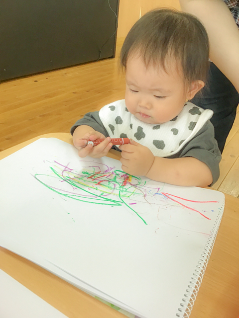 ペンで絵を描く赤ちゃん