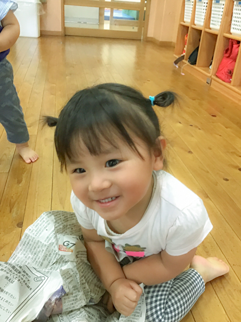 新聞紙で遊ぶ子ども