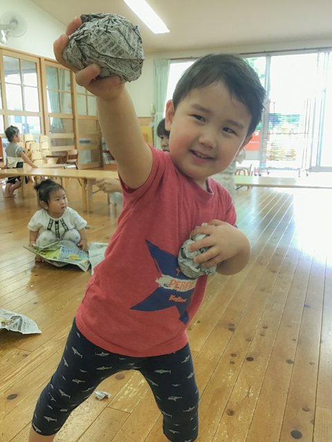 作品を見せる子ども