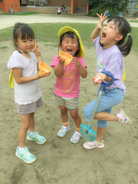 園庭でポーズをとる子どもたち