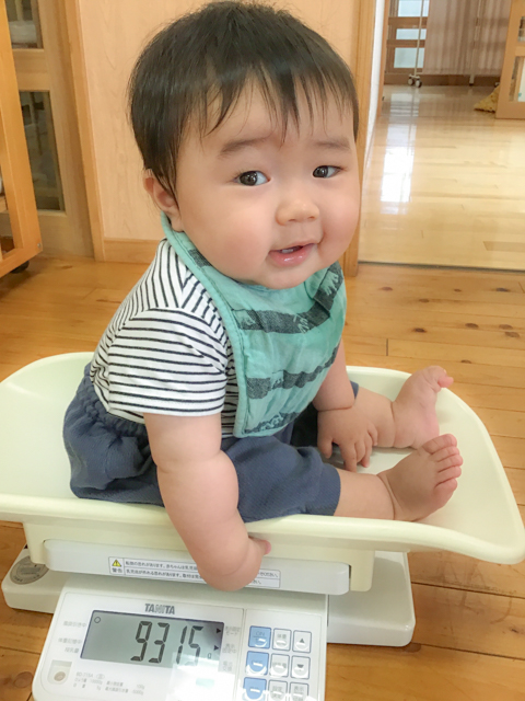 体重計に座る赤ちゃん
