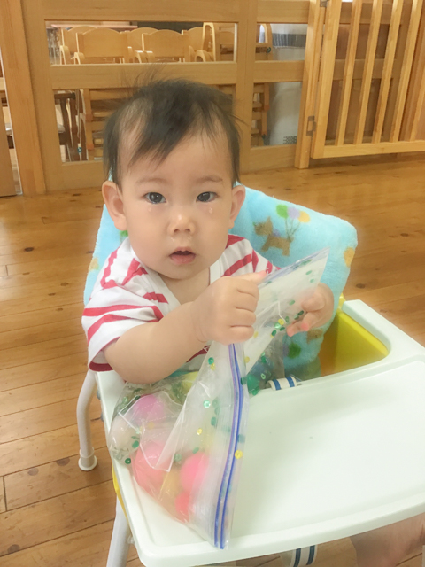 食事用の椅子に座る赤ちゃん