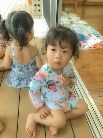 床に座る子ども