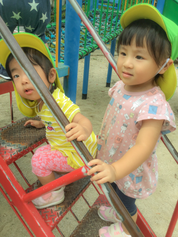 遊具に乗る子どもたち