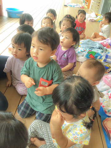 保育室で遊ぶ子どもたち