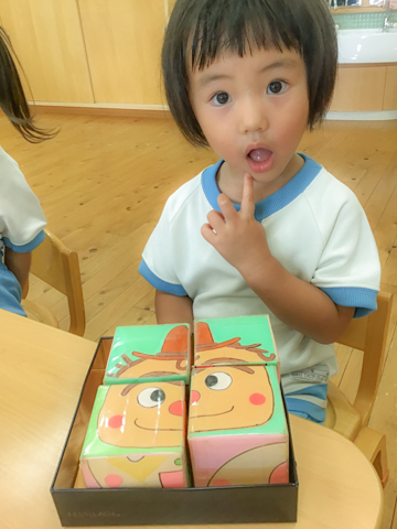 積み木パズルで遊ぶ子ども