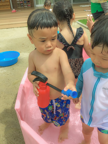水遊びをする子どもたち