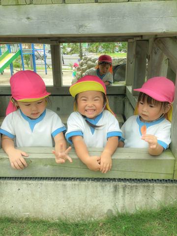 小屋の窓から顔を出す子どもたち