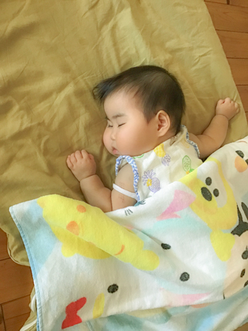 お昼寝をする赤ちゃん