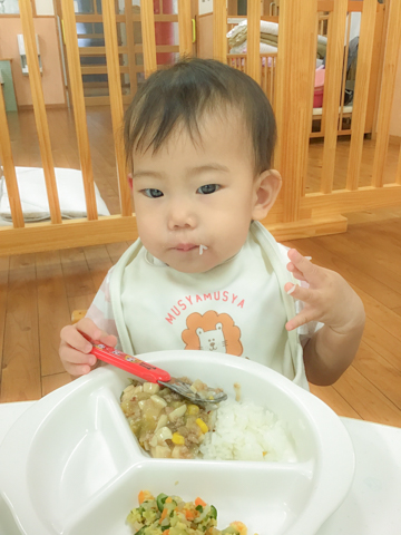給食を食べる子ども