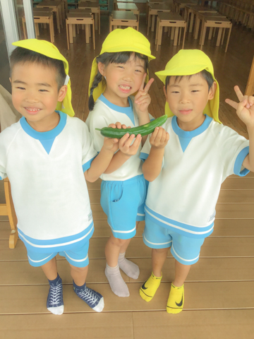 野菜を持ってポーズをとる子どもたち