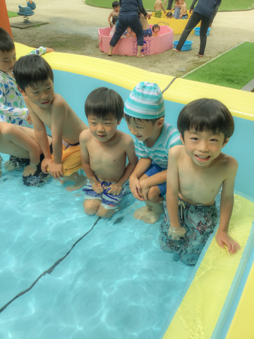 プールに入る子どもたち