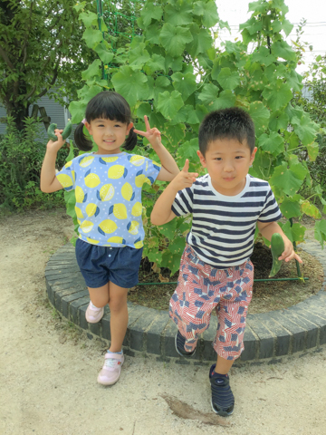 園庭でポーズをとる子どもたち
