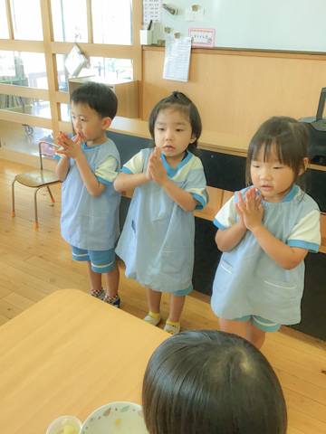 保育室でポーズをとる子どもたち