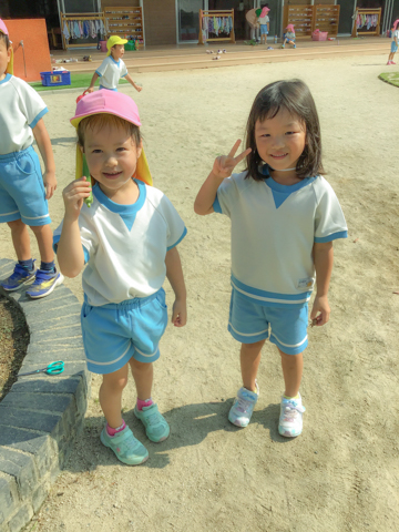 園庭に並ぶ子どもたち