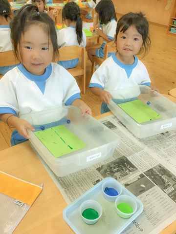 色水遊びをする子どもたち