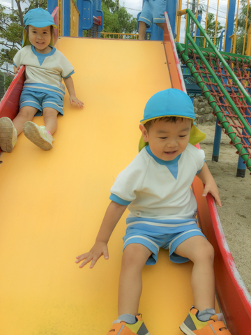 すべり台で遊ぶ子どもたち