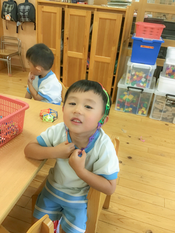 保育室で遊ぶ子ども