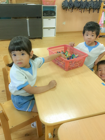 保育室の机で遊ぶ子どもたち